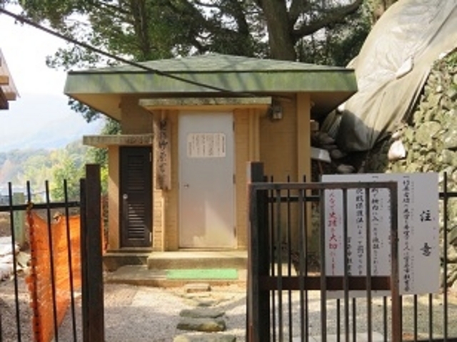竹原古墳 入口ドアは施錠されています。_竹原古墳