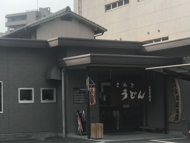 お昼は駐車場争奪戦です。_上原屋 本店