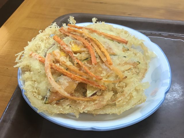 サツマイモとかぼちゃメインの野菜のかき揚げ100円_上原屋 本店