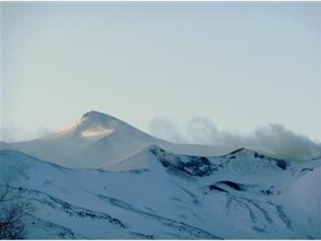 噴煙を上げる「十勝岳」_十勝岳火山砂防情報センター
