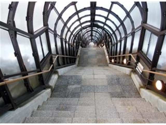 上から見たシエルター内部(階段286段)_十勝岳火山砂防情報センター