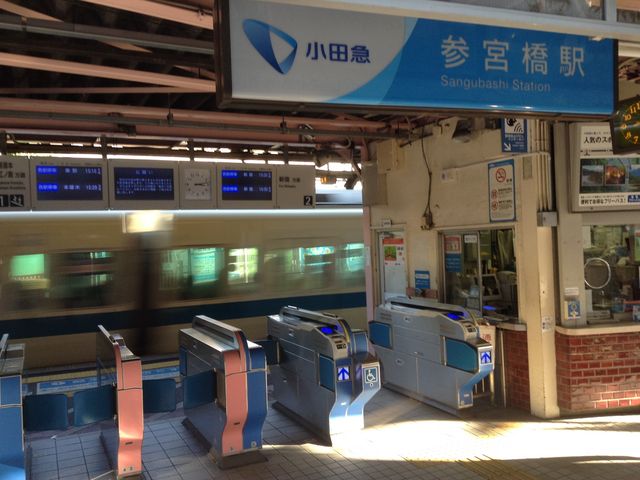 素朴な改札口
通過電車が速い_小田急線 参宮橋駅