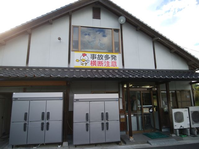 お店には交通安全を呼び掛ける看板が_中島ブロイラー