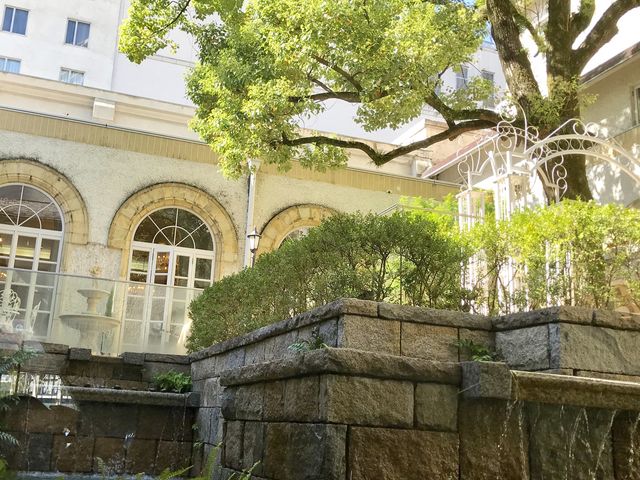 中庭で結婚式や成人式の記念写真も撮れます_宝塚ホテル