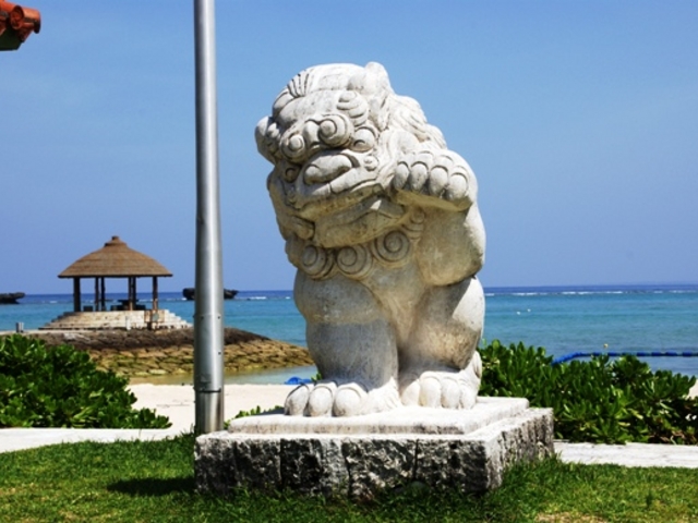 シーサーがお出迎え_恩納海浜公園
