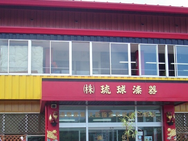 工場見学ができるほど大きいです_琉球漆器 糸満店