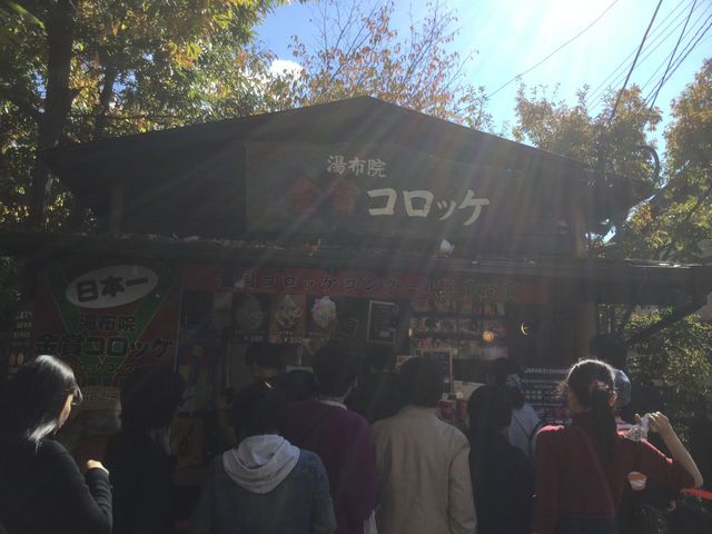 長蛇の列です_湯布院金賞コロッケ 2号店