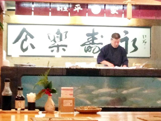 割烹平家の板前さんU字のカウンター正面_割烹 平家