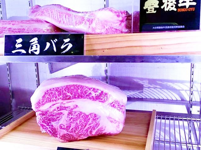 焼肉元相の冷蔵庫に陳列された肉達_焼肉 元相 別府 本店