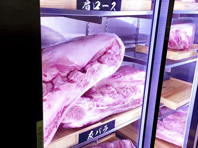 焼肉元相の冷蔵庫に陳列されたお肉サマー_焼肉 元相 別府 本店