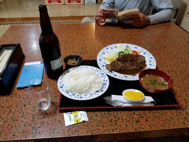 ステーキ定食と瓶ビール_工藤食堂