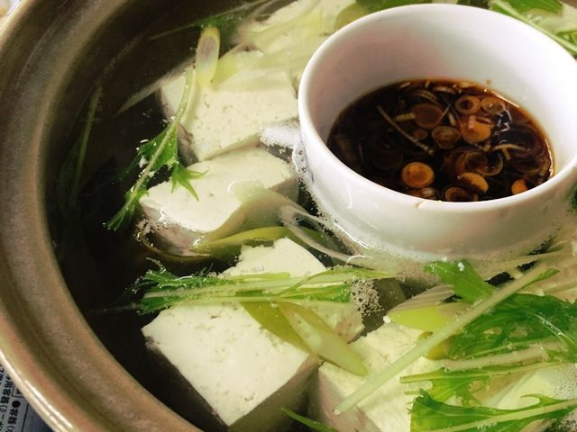 コタツに入り、
湯豆腐と熱燗でマッタリ。
おからの煮物と豆腐の燻製も美味しい!_会津屋豆腐店