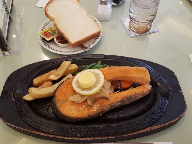 サーモンステーキ_タカセ 池袋本店