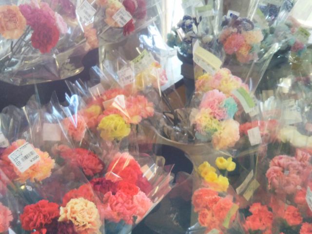 『カラフルな愛情込めて作られたお花たち』。_土のめぐみ館