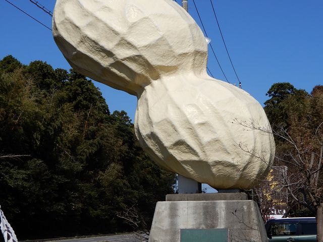 目印のモニュメント_そば茶屋 楽花亭