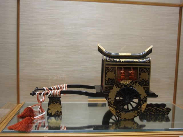べっ甲で造られた牛車。_長崎市べっ甲工芸館