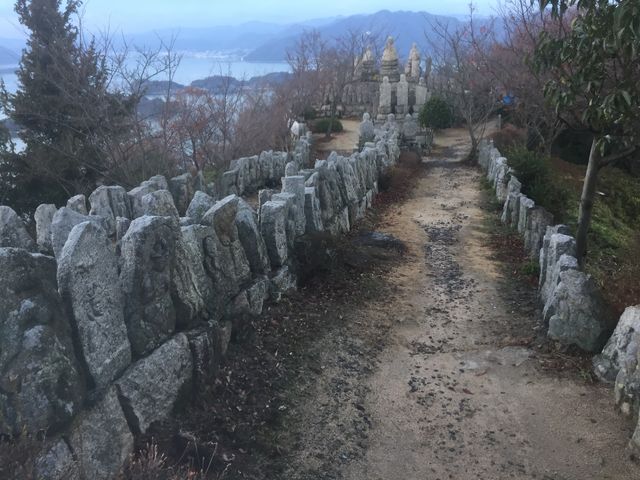 石仏がお見送り_白滝山