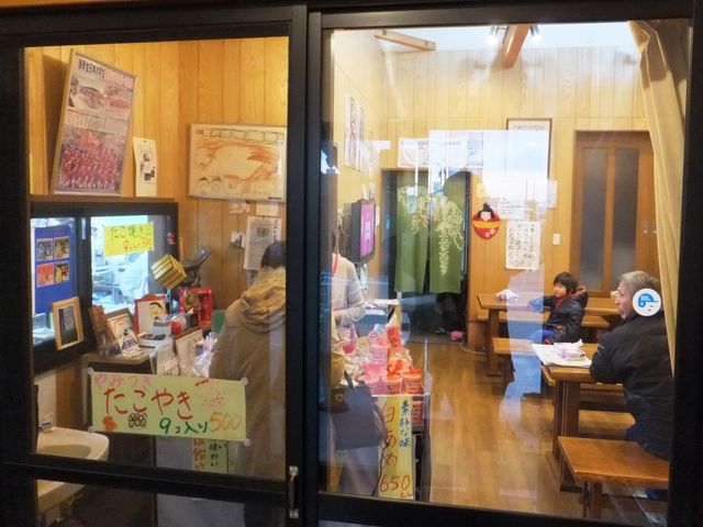 店内には、たこやきのイートインコーナーがあります。_かにが坂飴