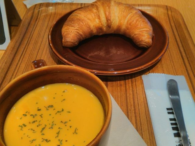クロワッサンとパンプキンスープ_CAFE MUJI キャナルシティ博多店
