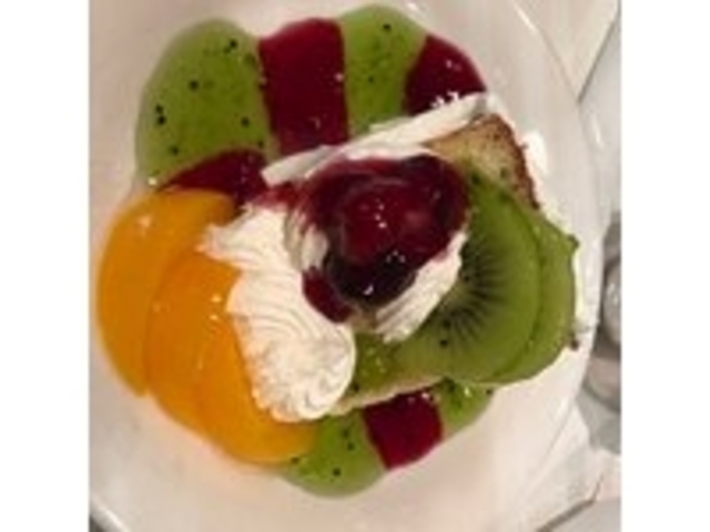 フルーツに埋もれたケーキ_モナミ