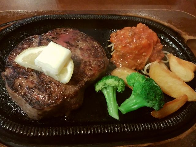 ふりっぱーヒレステーキ_レストラン ふりっぱー