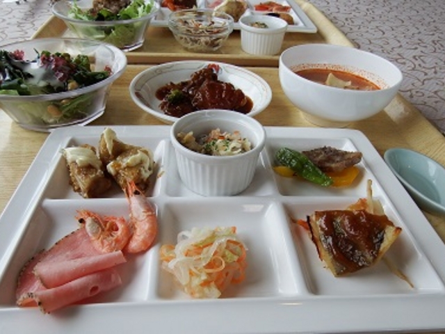 バイキング料理色々_ロイヤルホテル沖縄残波岬 レストラン&バー