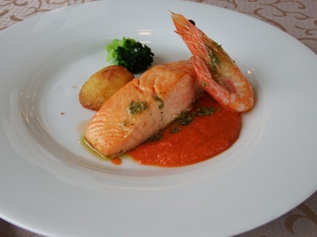 メイン料理 サーモン_ロイヤルホテル沖縄残波岬 レストラン&バー