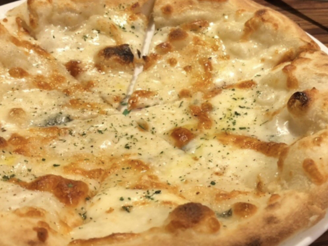 クワトロフォルマッジ(ピザ)_厳選肉と本格イタリアン 金のイタリアン 池袋店