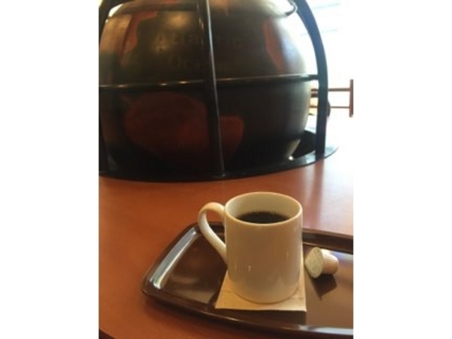 目印の地球儀です。_カフェ ベローチェ 春日駅前店