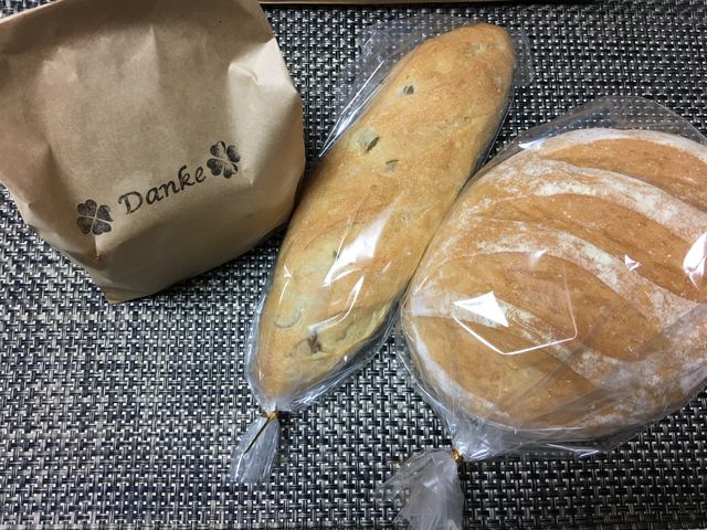 聞くと以前はデュッセル内で販売してたそう。なるほど!ドイツパンも買ってみました。_デュッセル