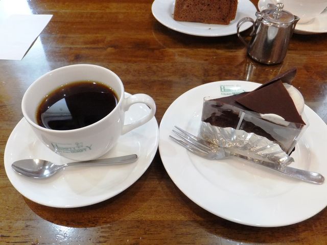 チョコケーキとホットコーヒー。立派な板チョコが乗っています。_ハンプティ・ダンプティ