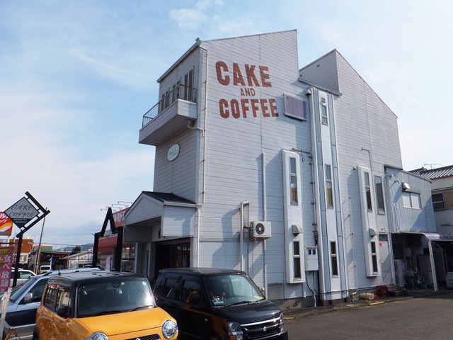 のっぽな建物です。手前は駐車場。_ハンプティ・ダンプティ