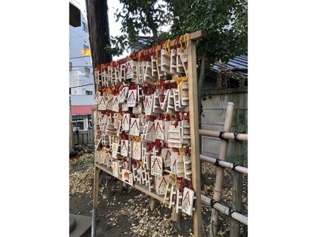 下駄の形をした絵馬_気象神社