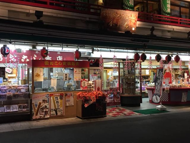 お店の前_常盤堂雷おこし本舗・雷門本店