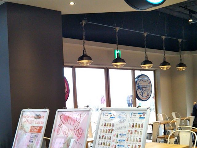 海を見ながら食べると幸せになるアイスクリーム_伊豆高原プリンマリンタウン店