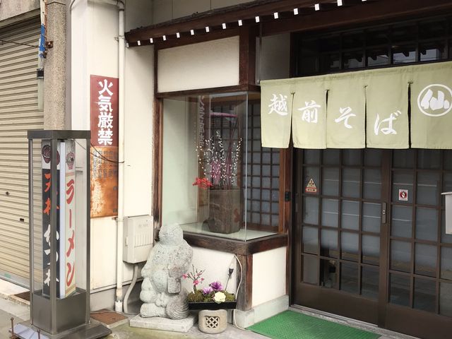 昭和の雰囲気の残る外観。店内も同様。_丸仙そば