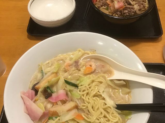思わずまぜてしまった、麺2倍ちゃんぽんと、奥が牛まぜめん、こちらも麺増量_リンガーハット 静岡インター店