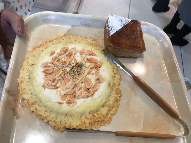 桜海老がのっかっていて美味しいです。_メロンパンと焼きたてパン ぽるとがる 海老名SA下り店