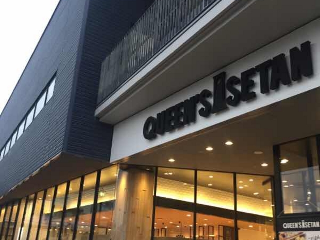 入り口横にあります。_クイーンズ伊勢丹ベーカリー 仙川店