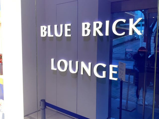 入口のロゴ_BLUE BRICK LOUNGE