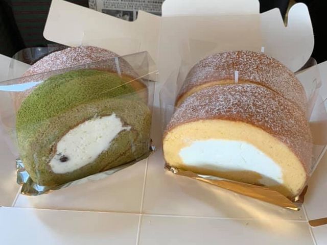 ロールケーキと抹茶ロールケーキを買った、クリームたっぷり、すごく美味しかった。_ゆふふ 由布院駅前店