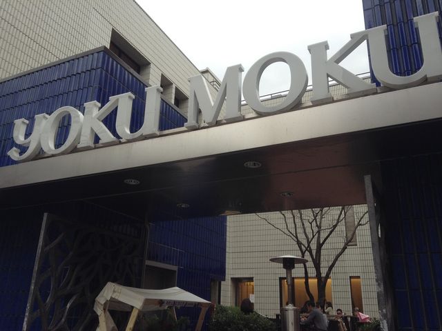 奥がテラス席_ヨックモック青山本店喫茶
