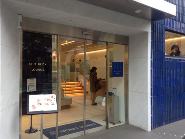 目立つ店頭_ヨックモック青山本店喫茶