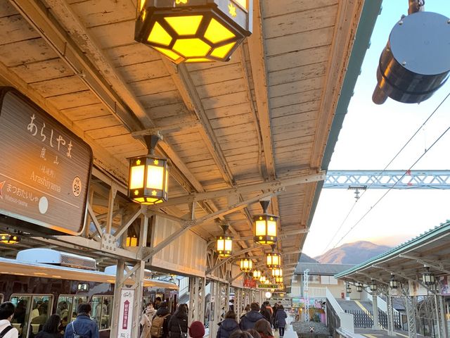 ホームの明かりも提灯風_阪急電鉄嵐山駅