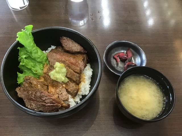 リブ丼1400円は、静岡らしく、わさびソースがのっていました。
しば漬け、味噌汁付きでした。_金とき 池田店
