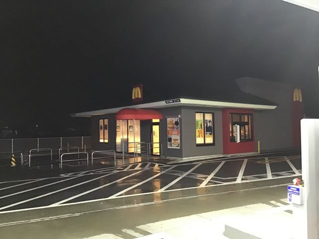 夜間 の建物_マクドナルド254川島モービルSS店