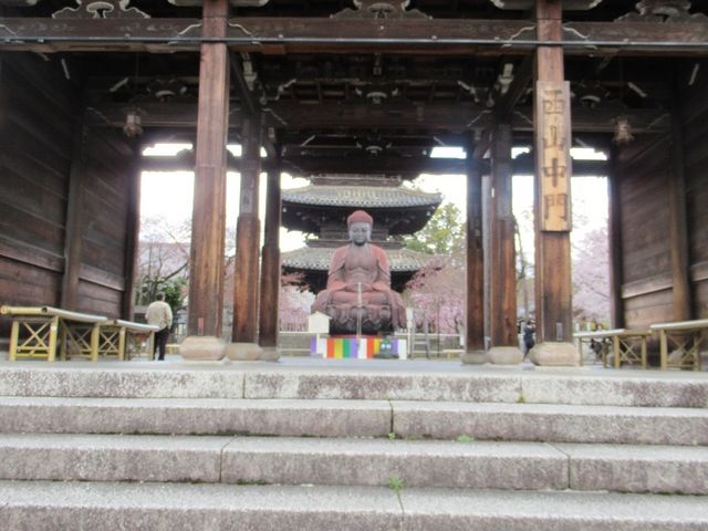 正面門の間から見る_興正寺(尾張高野)