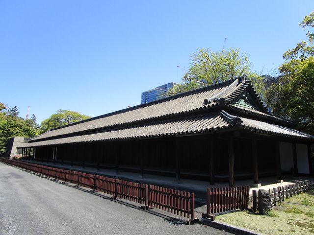 斜めに撮らないと全体が入らないほど長い_百人番所