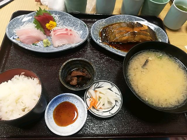 おかずが数種類から2つ選べる定食
_島武