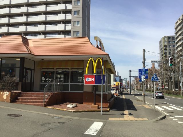 青空の下の店舗_マクドナルド白石南郷通店